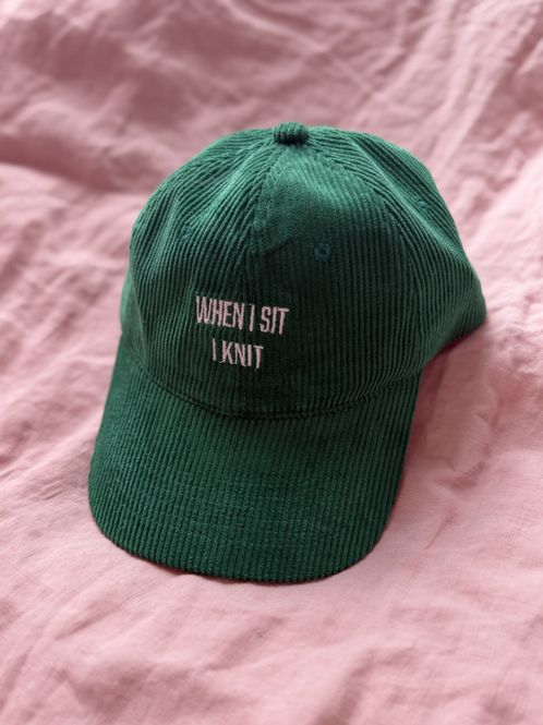 Hovedbilde Kordfløyel caps - When I sit I knit - Grønn