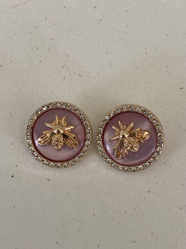 Liten rosa knapp med bie og bling