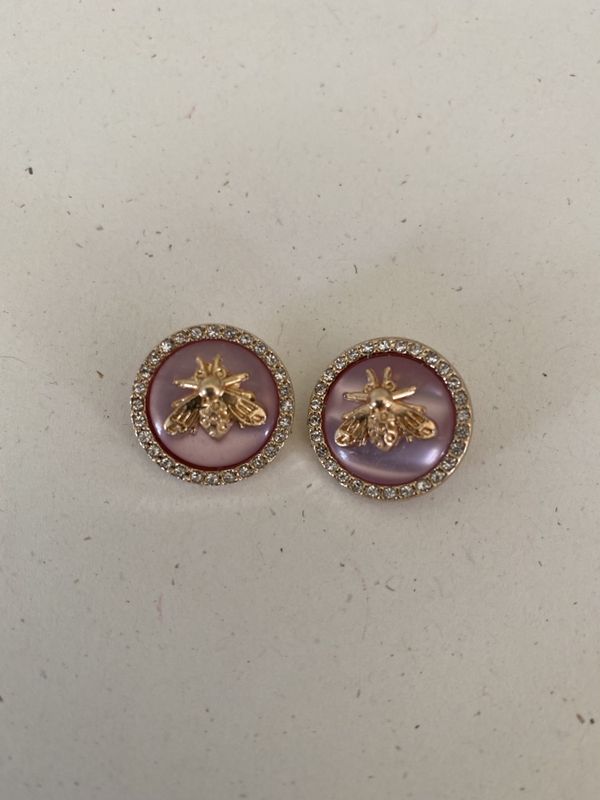 Liten rosa knapp med bie og bling