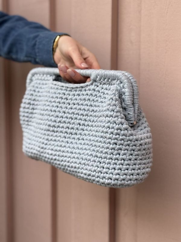 Clutch with handle