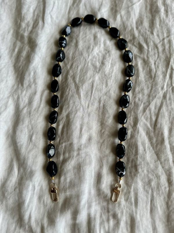 Perler på en snor lenke - sort marmor