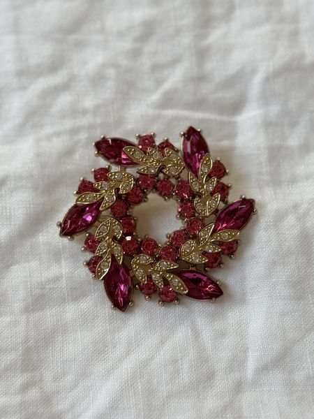 Hovedbilde Brosje - rød krans
