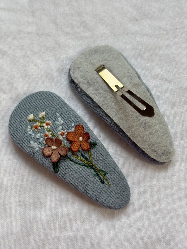 Broderte hårspenner - blå