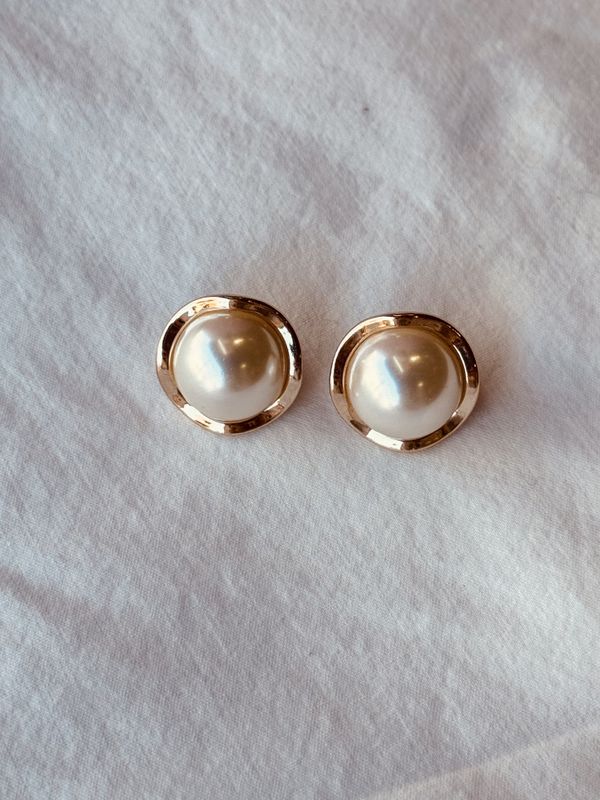 Perleknapp med gullramme