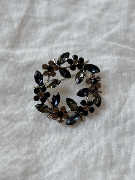 Hovedbilde Brosje med blomster - dark