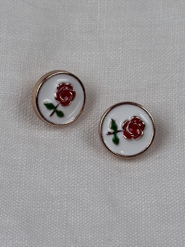 Liten knapp med rød rose