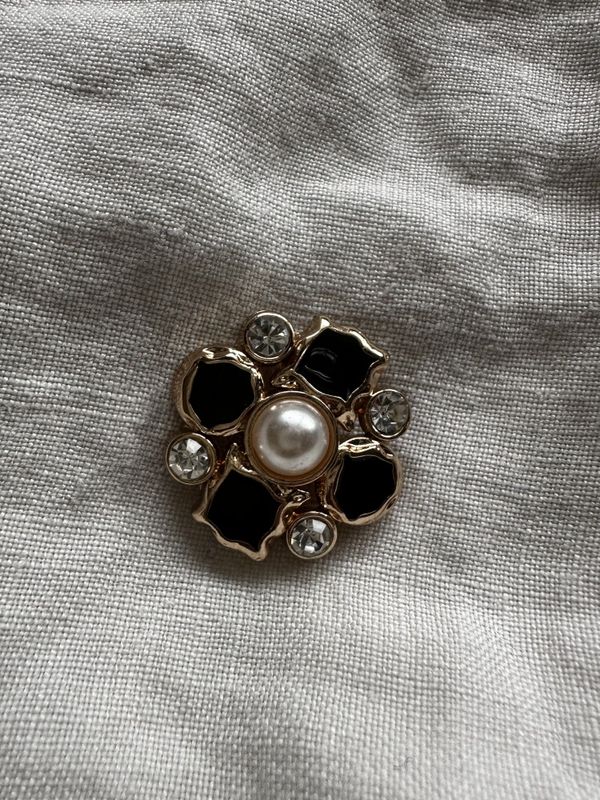 Stor sort, bling og perle