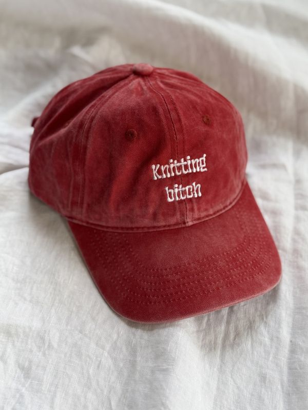 Knitting Bitch - caps - Rød